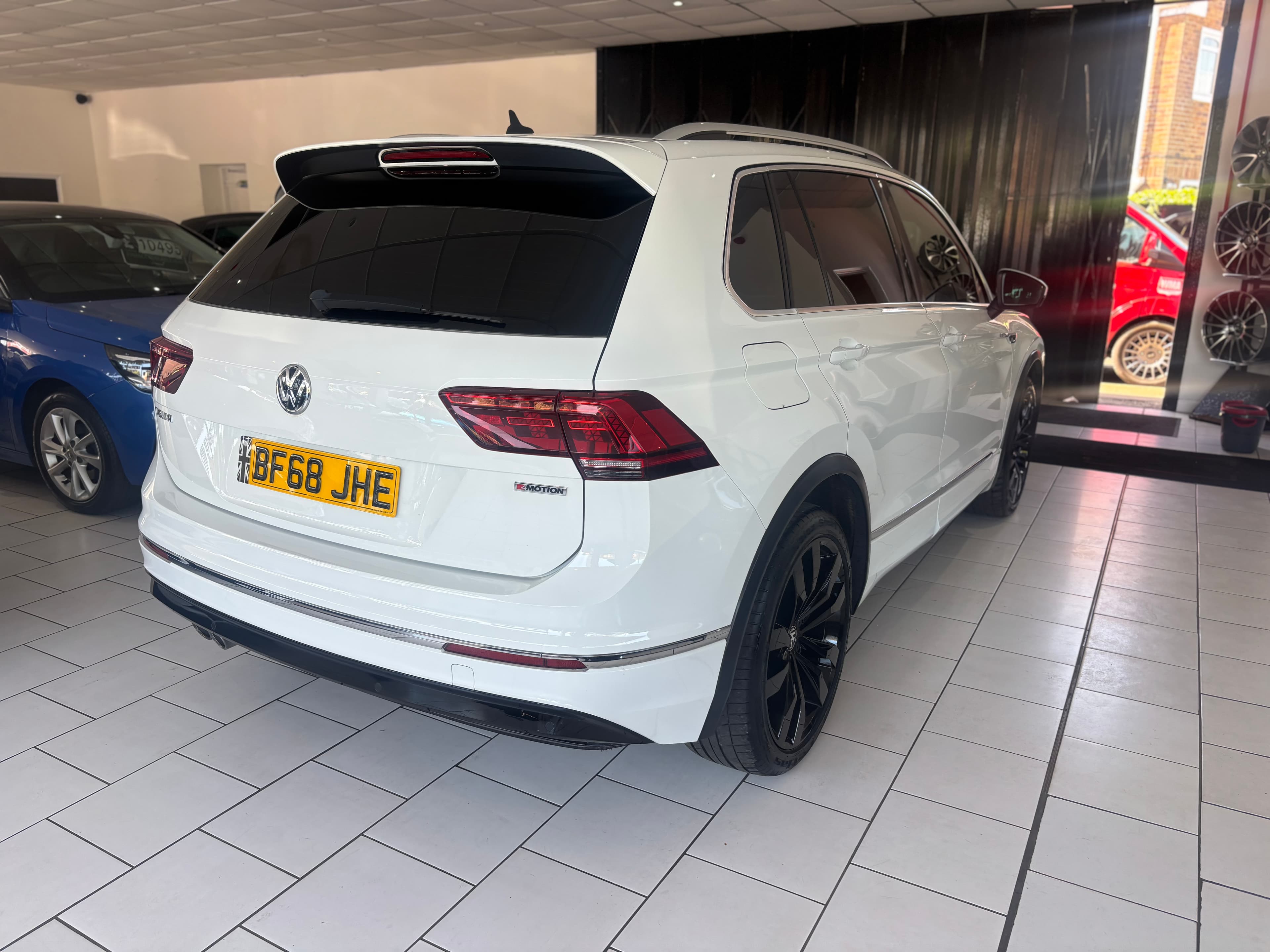 2018 Volkswagen TIGUAN 2.0 TDI 150 4MOTION R-LINE DSG — TOP SPEC - image 5