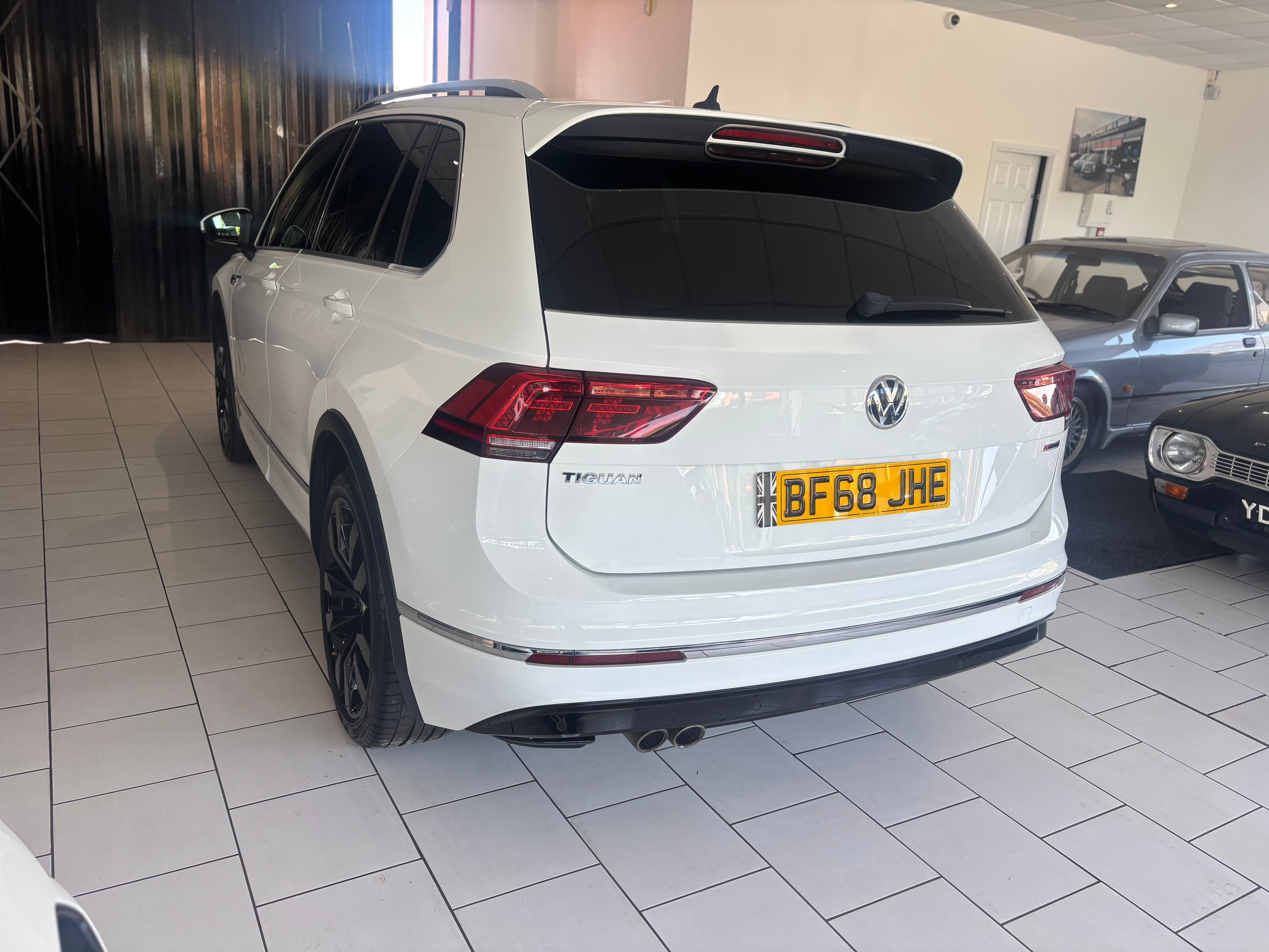 2018 Volkswagen TIGUAN 2.0 TDI 150 4MOTION R-LINE DSG — TOP SPEC - image 4