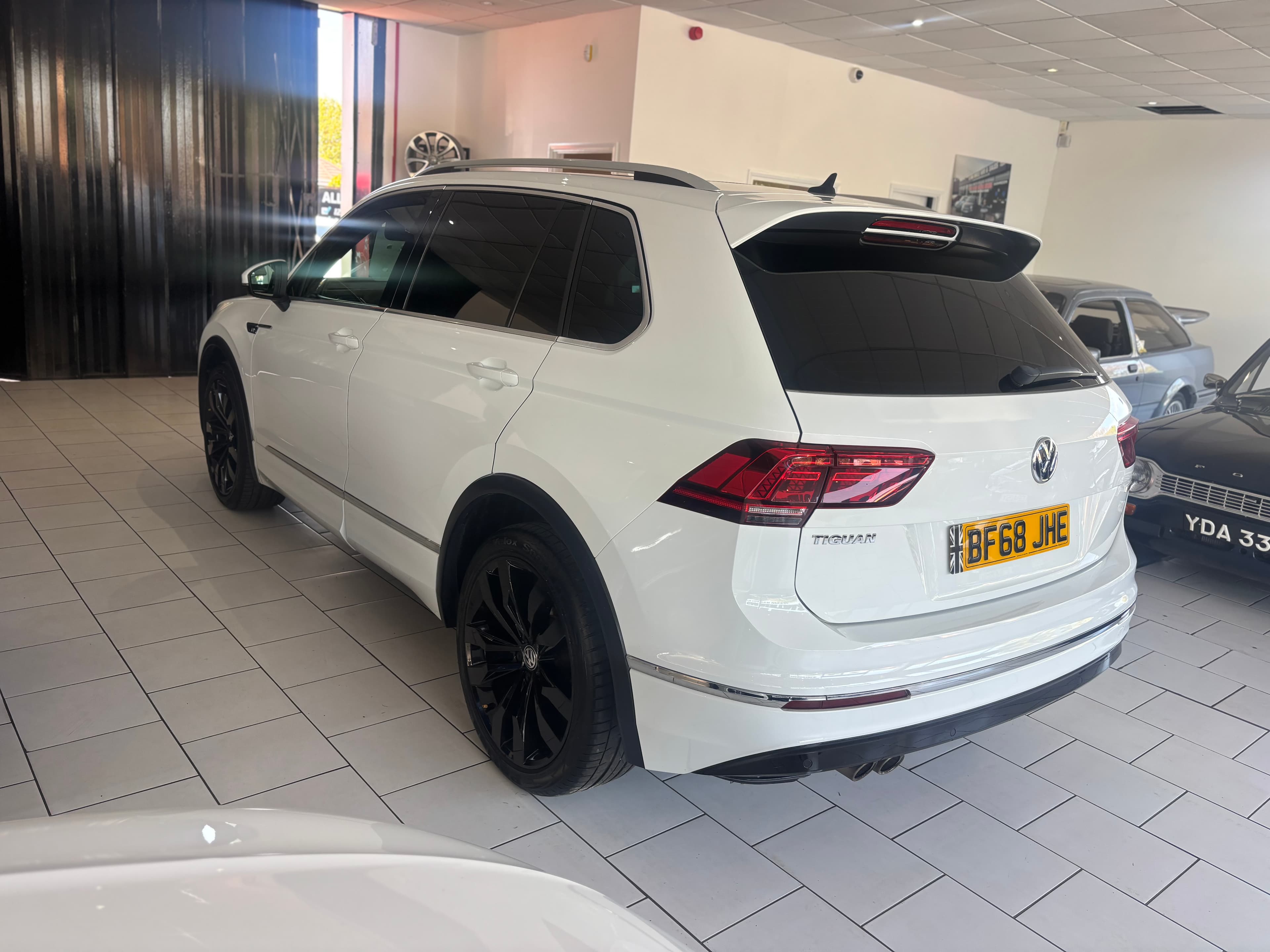 2018 Volkswagen TIGUAN 2.0 TDI 150 4MOTION R-LINE DSG — TOP SPEC - image 7