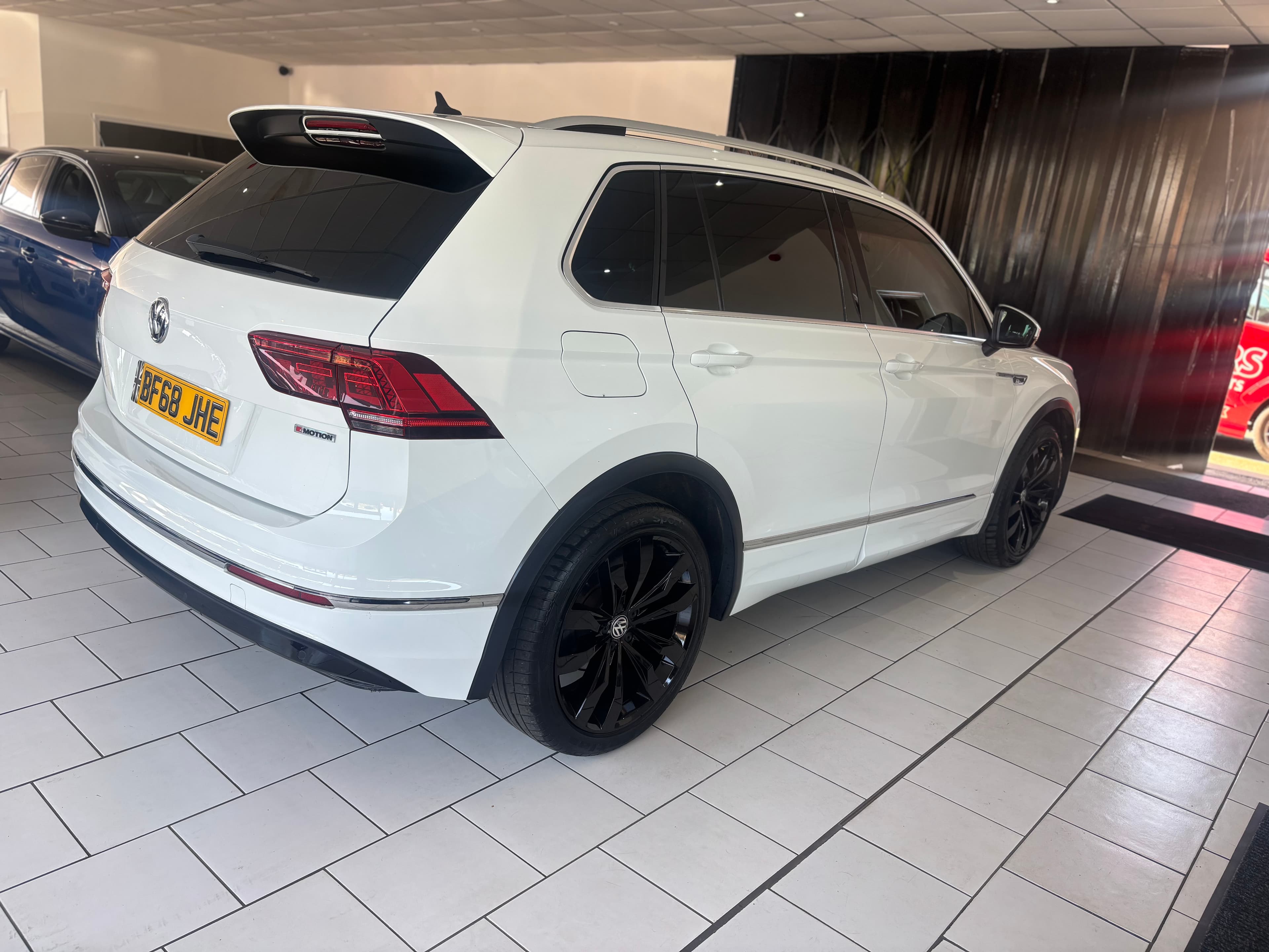 2018 Volkswagen TIGUAN 2.0 TDI 150 4MOTION R-LINE DSG — TOP SPEC - image 6