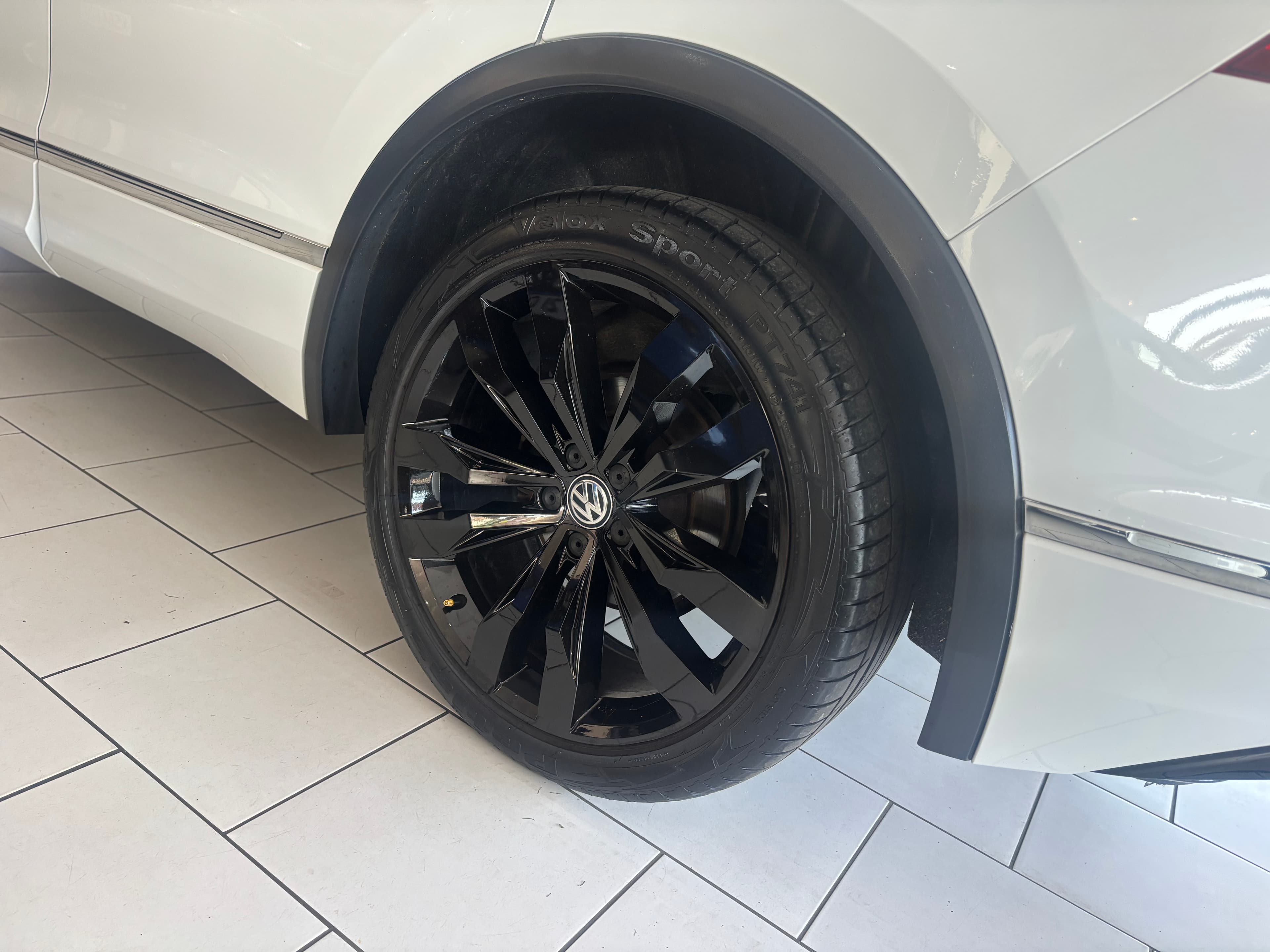 2018 Volkswagen TIGUAN 2.0 TDI 150 4MOTION R-LINE DSG — TOP SPEC - image 11
