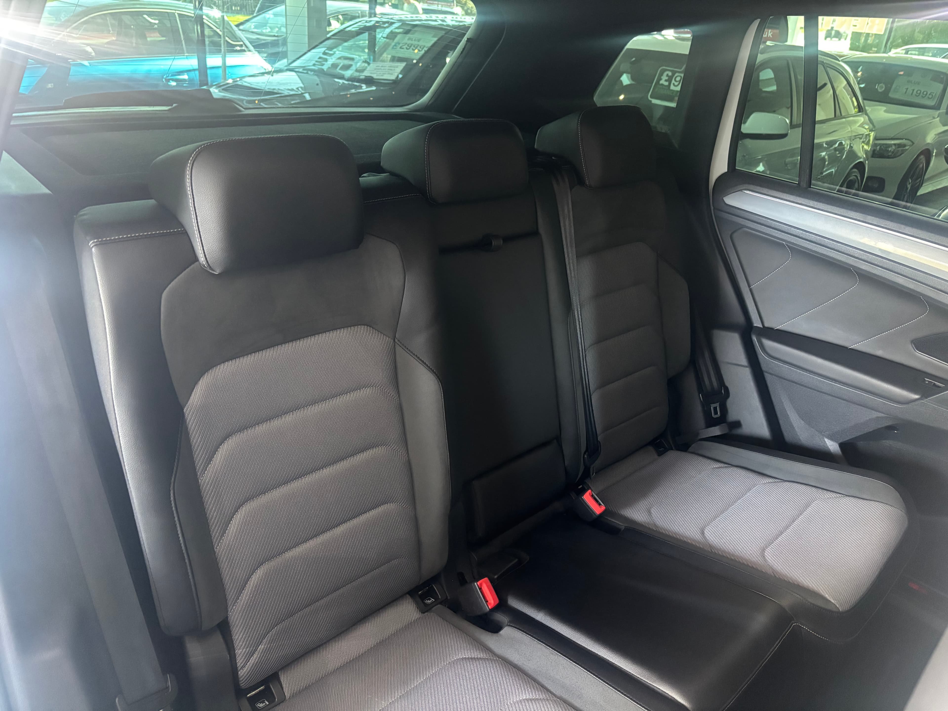 2018 Volkswagen TIGUAN 2.0 TDI 150 4MOTION R-LINE DSG — TOP SPEC - image 14